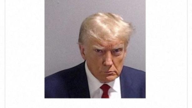 Donald Trump kehrt mit seinem "Verbrecher-Foto" zu Twitter zurück