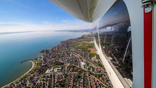 Blick aus einem Flugzeug auf den Bodensee während eines Wochenendurlaubs.