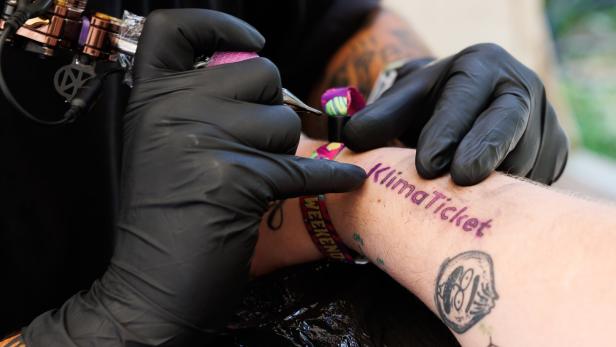 Gewesslers Gratis-Klimaticket-Tattoos kosteten fast 23.000 Euro