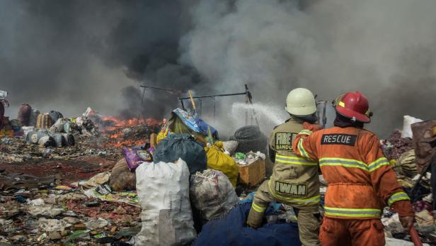 Nach Großbrand in Mülldeponie: Notstand in indonesischer Provinz