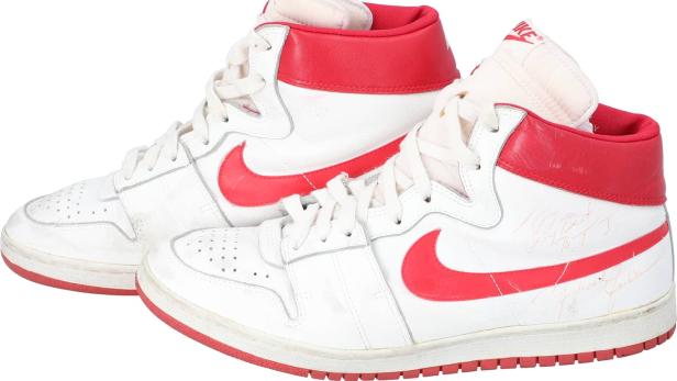 Seltene Michael Jordan Sneakers werden versteigert.