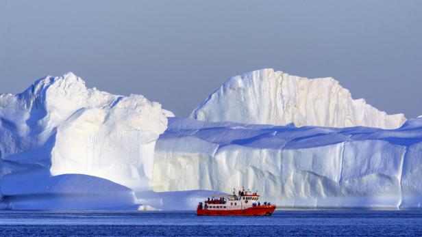 Mit dem Expeditionsboot kommt man nah an die Eisberge und an gigantischen Gletscher