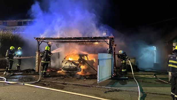 Carport in Flammen: Großer Feuerwehreinsatz in St. Pölten