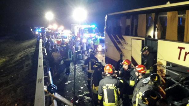 Collision between tourist bus and truck on the A4 motorway in northern Italy