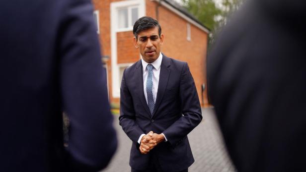 Premier Großbritanniens, Rishi Sunak, reibt sich die Hände