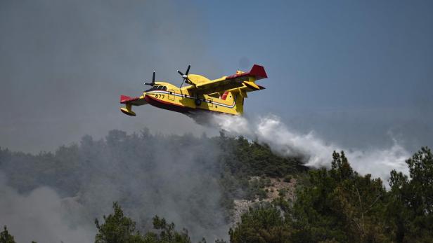 Löschflieger über Waldbränden in Griechenland