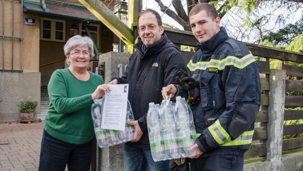 Am Mittwoch verteilten Gemeindemitarbeiter Mineralwasser an rund 250 Haushalte in der „Südtiroler Siedlung“.