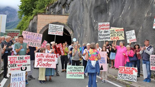 Zu viel Tourismus: Straßenblockade in Hallstatt