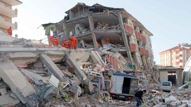 Bei Beben in der Türkei sind zahlreiche Gebäude eingestürzt - zum Teil liegt das an Baumängeln.