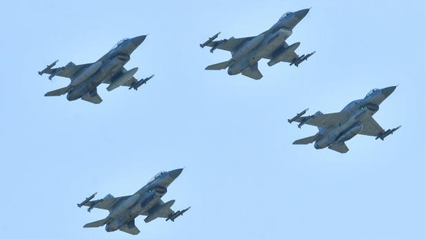 Vier F-16-Kampfjets waren bei einer Flugshow in Polen im August im Einsatz.
