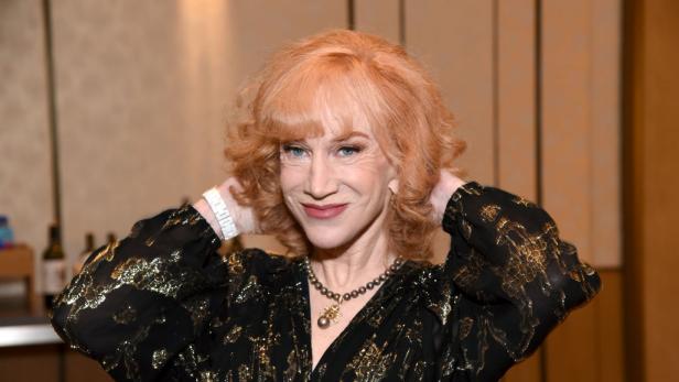 Kathy Griffin posiert mit den Händen im Haar.