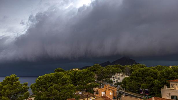 Dunkle Wolken bauen sich über der Urlaubsinsel Mallorca auf.