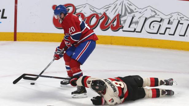 Thomas Vanek (stehend) gab fünf Torschüsse ab.