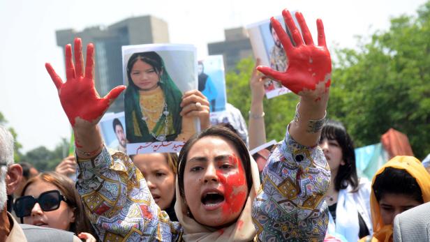 Noch immer protestieren Frauen auf der ganzen Welt, hier etwa in Pakistan, gegen die Taliban-Machtübernahme in Afghanistan.