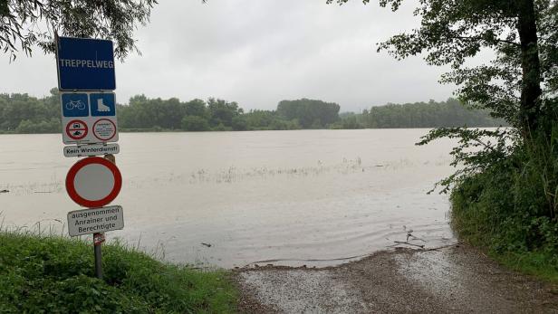Hochwasser erreicht NÖ: Feuerwehr baut Flutschutz an der Donau auf