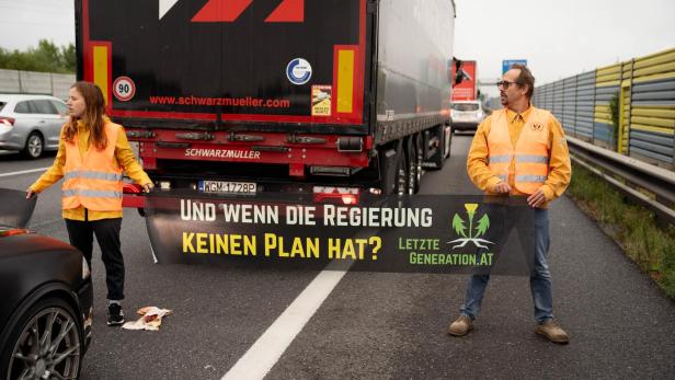 Klimaaktivisten klebten auf Westautobahn bei St. Pölten: 17 Anzeigen