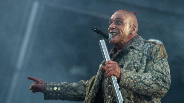  Rammstein-Sänger Till Lindemann steht singend auf der Bühne.
