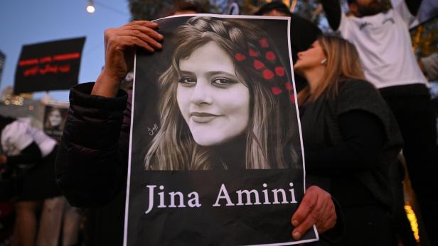 Iran-Jahrestag: Vater von Protestikone Amini kurzzeitig festgenommen