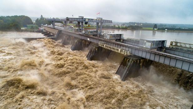 Hochwasser-Lage beruhigt sich, Erdrutsche in Schweiz befürchtet