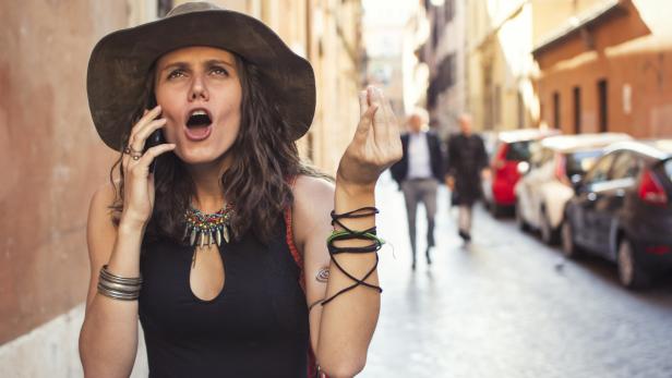 Diese Italienerin gestikuliert beim Telefonieren ganz wild mit ihren Händen.