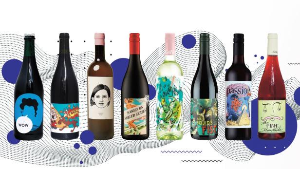 Eine Reihe von Weinflaschen mit bunten und auffälligen Etiketten vor einem abstrakten Hintergrund.