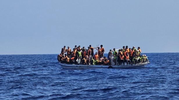 Flüchtlinge auf überfülltem Boot im Mittelmeer.