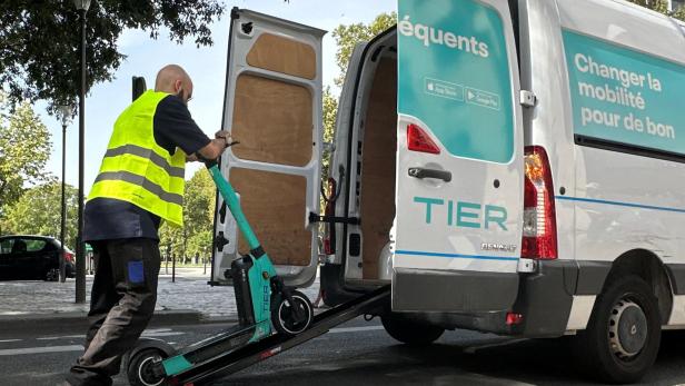 E-Scooter wird in Paris in einen Kastenwagen geladen