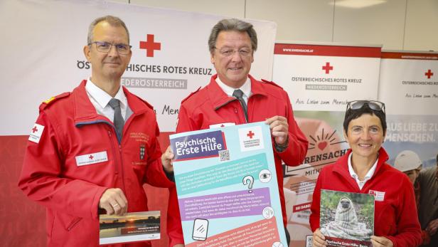 Chefpsychologe Cornel Binder-Krieglstein, Präsident Josef Schmoll und Landesleiterin Maria Handl-Stelzhammer stellen das neue Kursprogramm „Psychische Erste Hilfe“ des Roten Kreuzes vor.