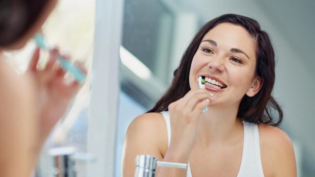 Frau putzt ihre Zähne