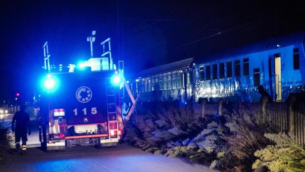 Einsatzkräfte der Feuerwehr sind nach dem Zugunglück auf den Schienen in Brandizzo im Einsatz. 