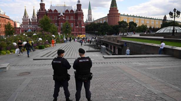 Polizisten stehen im Machtzentrum Moskaus, dem Roten Platz.