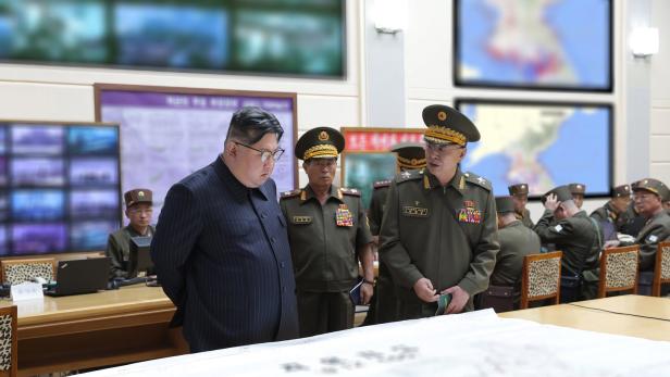 Das Bild stammt von nordkoreanischen Agenturen. Nordkoreas Machthaber Kim Jong-un ist im Gespräch mit Militärs. 