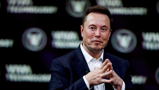 Elon Musk sitzt bei einer Konferenz in Paris im Juni 2023.