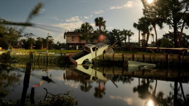 Ein Auto ist in einem Kanal gelandet nach Hurrikan "Idalia" nahe Horseshoe Beach in Florida.