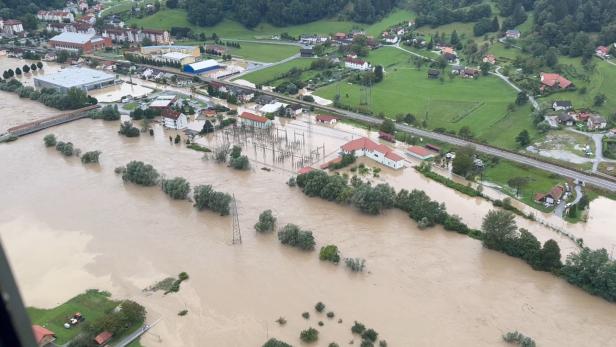 Ein überflutetes Dorf in Slowenien