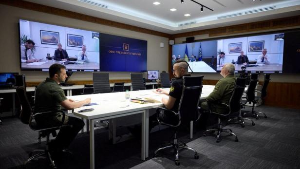 Der ukrainische Präsident Wolodymyr Selenskij sitzt im Büro bei einem Videocall mit der Führung von BAE Systems im Mai in Kiew. 