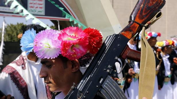 Ein Mann hält bei einer Trauung in Yemen ein Gewehr in der Hand