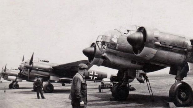 Die Kampfbomber auf dem Rollfeld am Fliegerhorst Wiener Neustadt