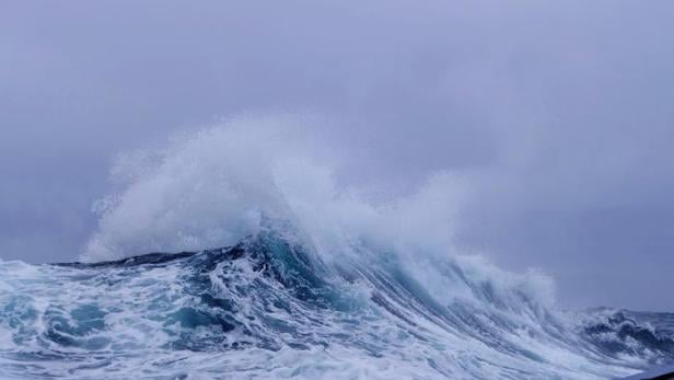 Bei stürmischem Wetter kann die Meeresgischt Mikroplastik in die Luft tragen. Das Foto wurde während einer Fahrt des Forschungsschiffs Heincke vor der norwegischen Küste im Juni 2021 aufgenommen.