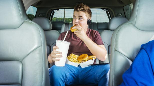 Essen im Auto - No Go oder Psychohygiene? Das sagt die Forschung