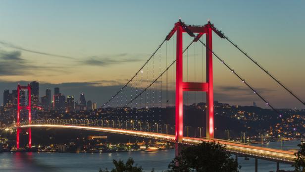 Die Bosporusbrücke verbindet den asiatischen mit dem europäischen Teil Istanbuls
