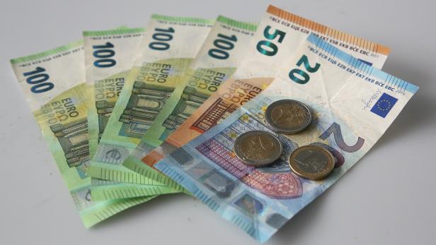 Euro-Geldscheine liegen auf einem Tisch. 
