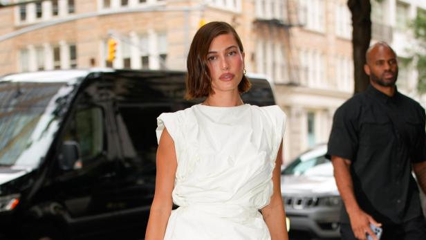 Hailey Bieber trägt ein weißes Kleid.