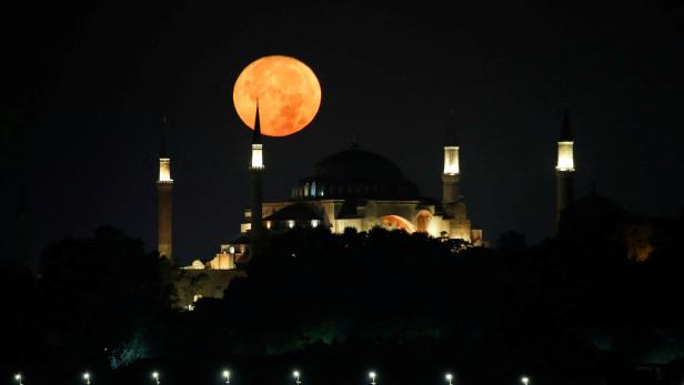 Zu sehen ist ein Vollmond über der Hagia Sophia in Istanbul.
