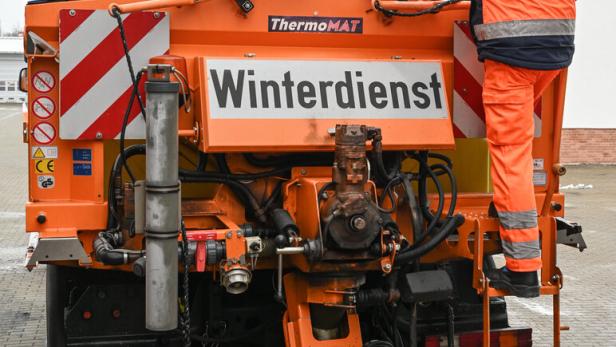 Volle Salzlager in der Straßenmeisterei