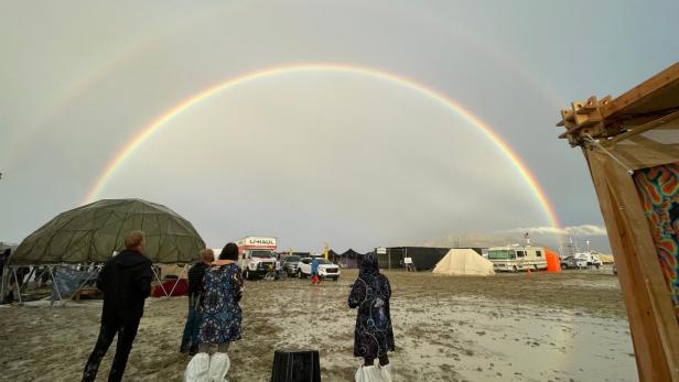 Ein Regenbogen ist über dem Gelände des Burning-Man-Festivals in Nevada zu sehen. 