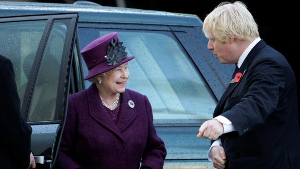 Queen Elizabeth und Boris Johnson im Jahr 2012