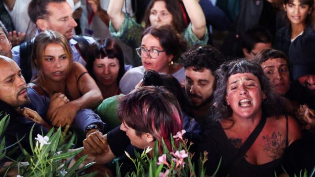 Protestierende Feministinnen mischten sich beim Venice Film Festival unter die Menge. 