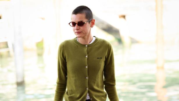 Emma Corrin im No-Pants-Look in Grün.