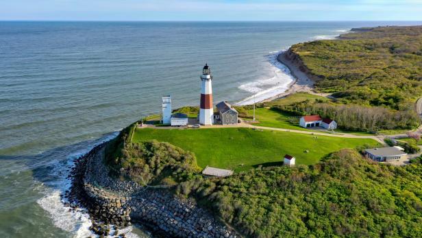 Der Leuchtturm im kleinen Ort Montauk, umspült vom  Atlantik, ist das Wahrzeichen der Hamptons